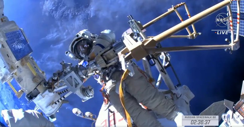 Rosyjski kosmonauta podczas prac serwisowych na zewnątrz Międzynarodowej Stacji Kosmicznej /NASA /Twitter