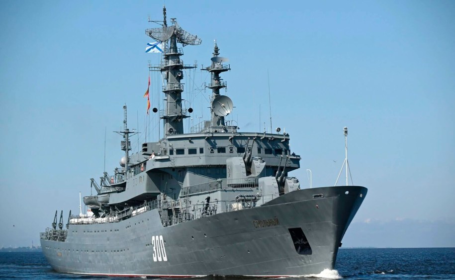 Rosyjski krążownik na paradzie wojskowej w Petersburgu. Zdjęcie z lipca 2023 roku. /The Kremlin Moscow /PAP/EPA