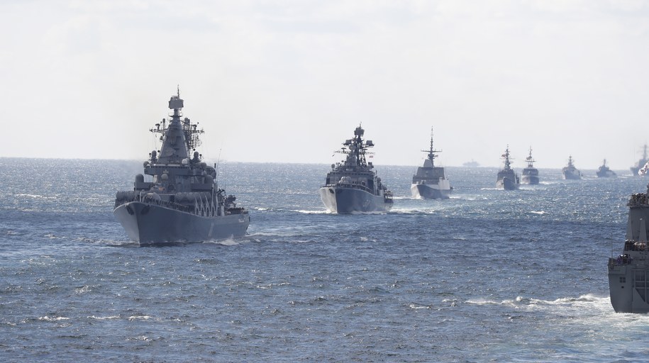 Rosyjski krążownik rakietowy Wariag (L) /JEON HEON-KYUN /PAP/EPA