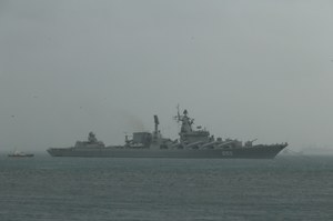 Rosyjski krążownik w pobliżu Gibraltaru. Jest obserwowany przez siły USA