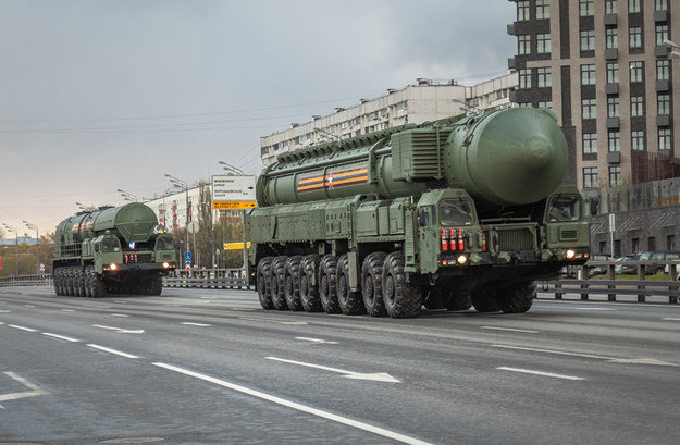 Rosyjski międzykontynentalny pocisk balistyczny Topol-M, przystosowany do przenoszenia trzech głowic jądrowych /Shutterstock