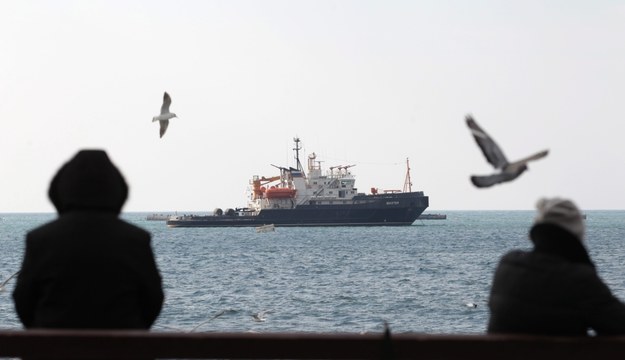 Rosyjski okręt blokuje wejście do portu w Sewastopolu /ZURAB KURTSIKIDZE /PAP/EPA