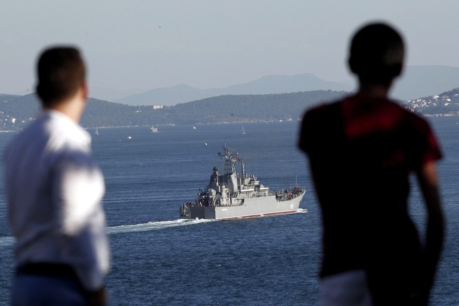 Rosyjski okręt desantowy "Nowoczerkask" mija cieśninę Bosfor /SEDAT SUNA /PAP/EPA