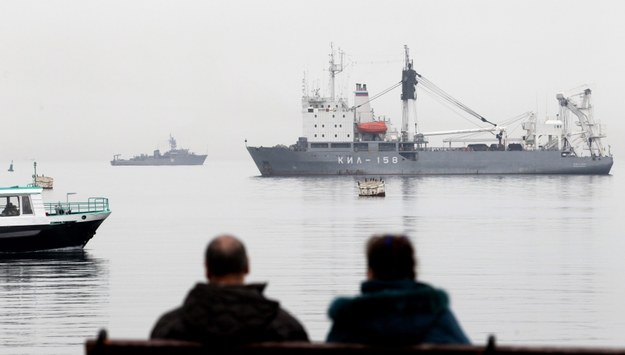 Rosyjski okręt KIL-158 (po prawej) blokuje wejście do bazy w Sewastopolu /ZURAB KURTSIKIDZE /PAP/EPA