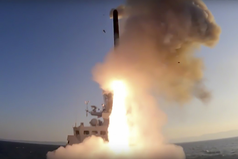 Rosyjski okręt wojenny wystrzeliwuje pocisk manewrujący /Associated Press /East News