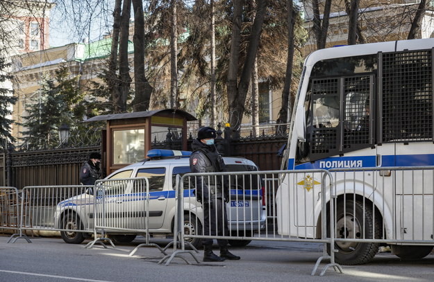 Rosyjski patrol przed ambasadą Ukrainy w Moskwie /YURI KOCHETKOV /PAP/EPA