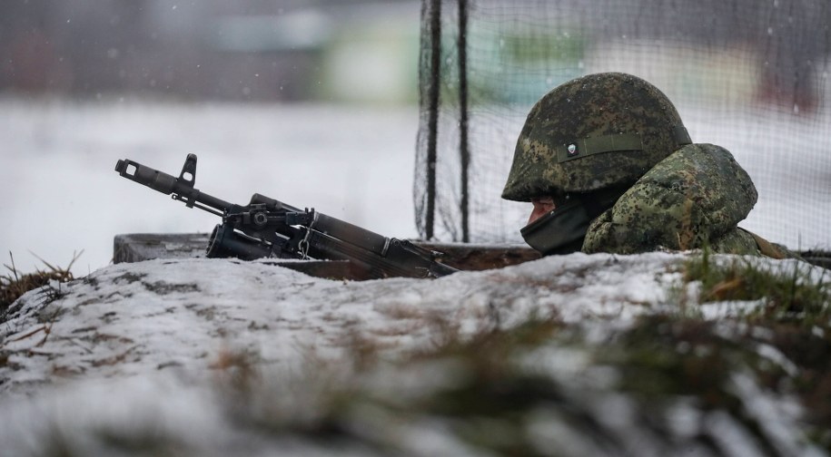 Rosyjski poborowy podczas ćwiczeń w obwodzie moskiewskim /YURI KOCHETKOV /PAP/EPA