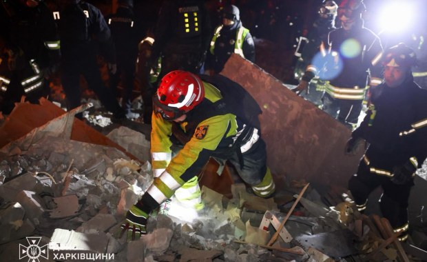 Rosyjski pocisk uderzył w wieżowiec. Służby szukają ludzi pod gruzami