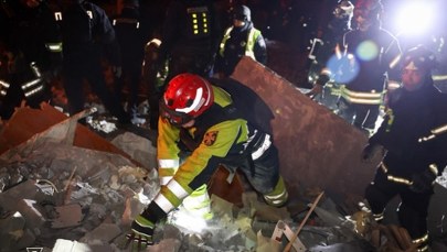 Rosyjski pocisk uderzył w wieżowiec. Służby szukają ludzi pod gruzami