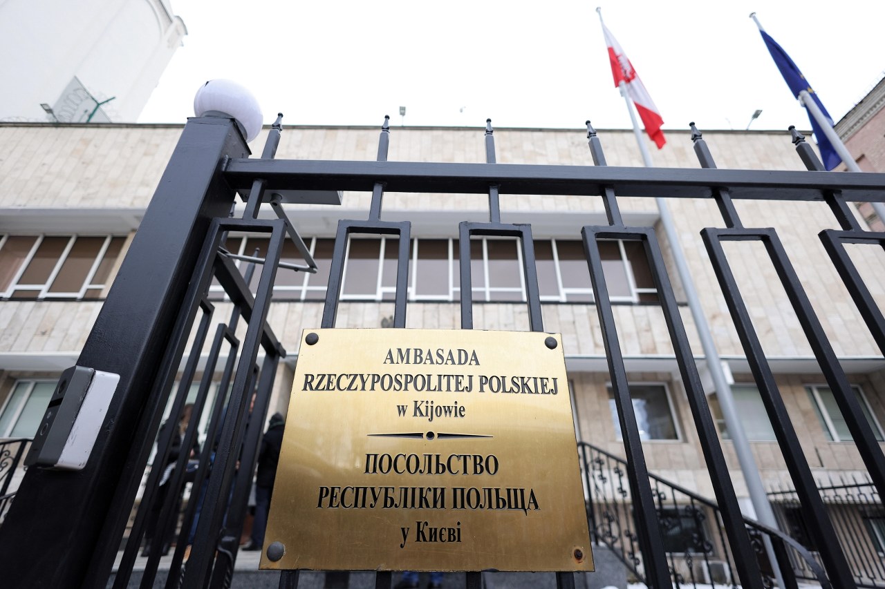 Rosyjski pocisk uszkodził polską ambasadę w Ukrainie