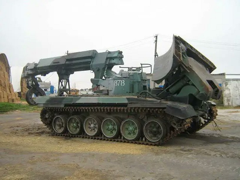 Rosyjski pojazd inżynierii bojowej IMR radzi sobie z "zębami smoka" /Twitter