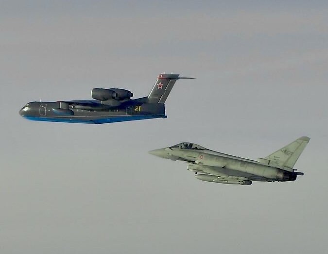 Rosyjski samolot Be-200 i włoski myśliwiec wielozadaniowy Eurofighter Typhoon / NATO Air Command /