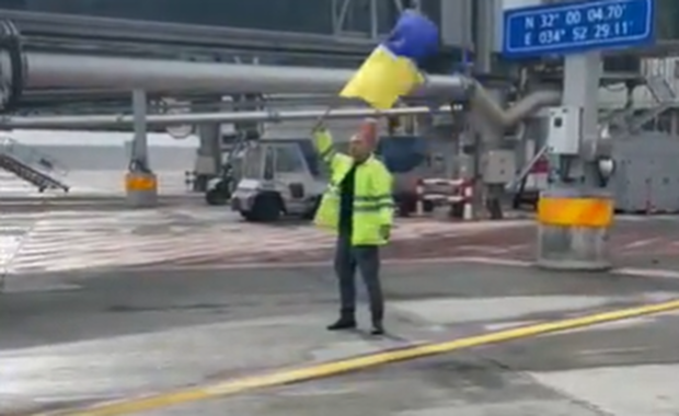 Rosyjski samolot kierowany przy pomocy ukraińskiej flagi [FILM]