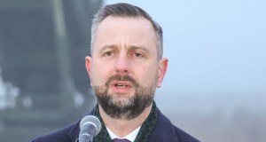 Rosyjski samolot przy polskiej granicy. Szef MON komentuje