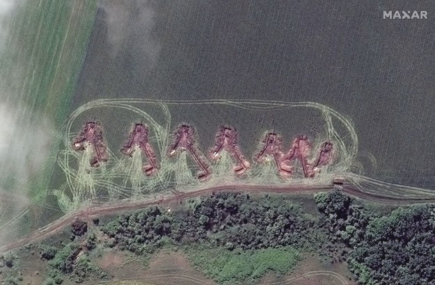 Rosyjski sprzęt wojskowy  rozmieszczony wzdłuż linii drzew na północ od miasta Łymań /MAXAR TECHNOLOGIES HANDOUT /PAP/EPA