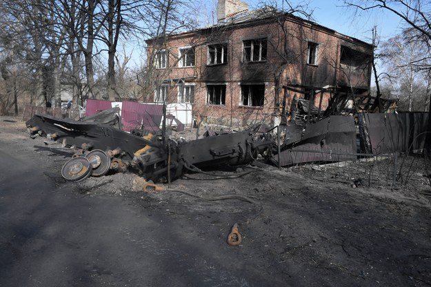 Rosyjski sprzęt wojskowy zniszczony podczas ataku przeciwpancernego w jednej z miejscowości pod Czernihowem /Andrzej Lange /PAP