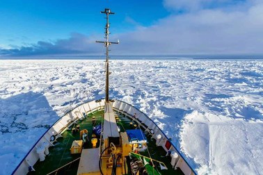 Rosyjski statek badawczy ugrzązł w lodach Antarktydy 