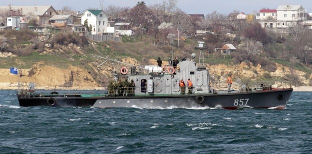 Rosyjski statek patrolujący wody u wybrzeży Sewastopola /ZURAB KURTSIKIDZE /PAP/EPA