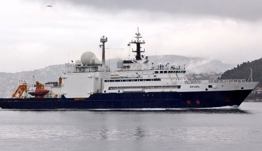 Rosyjski statek przy kablach podmorskich. Brytyjski helikopter zareagował 