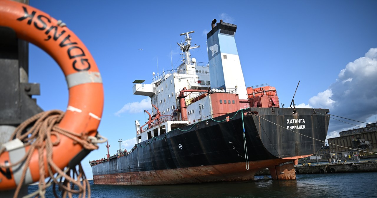 Rosyjski zbiornikowiec Khatanga opuścił port w Gdyni /Adam Warżawa /PAP