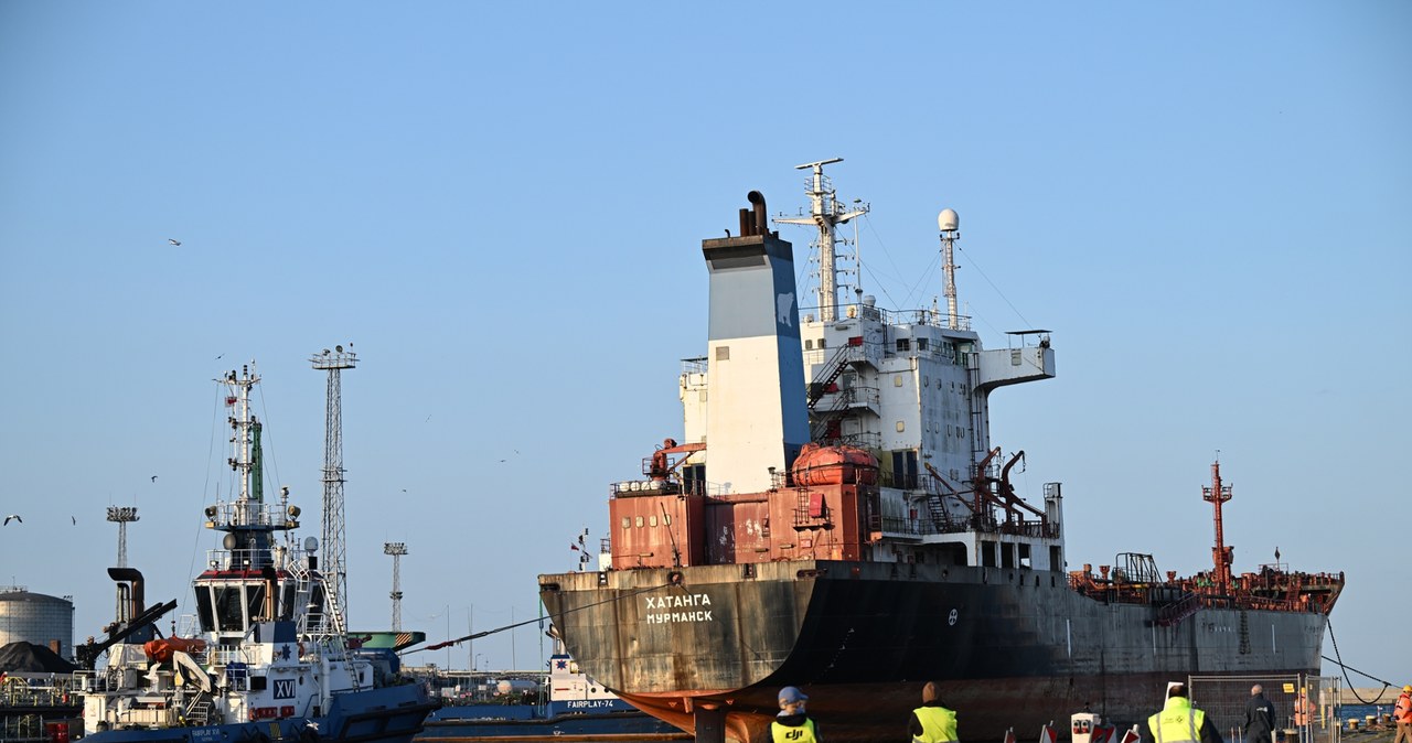 Rosyjski zbiornikowiec Khatanga opuścił port w Gdyni /Adam Warżawa /PAP