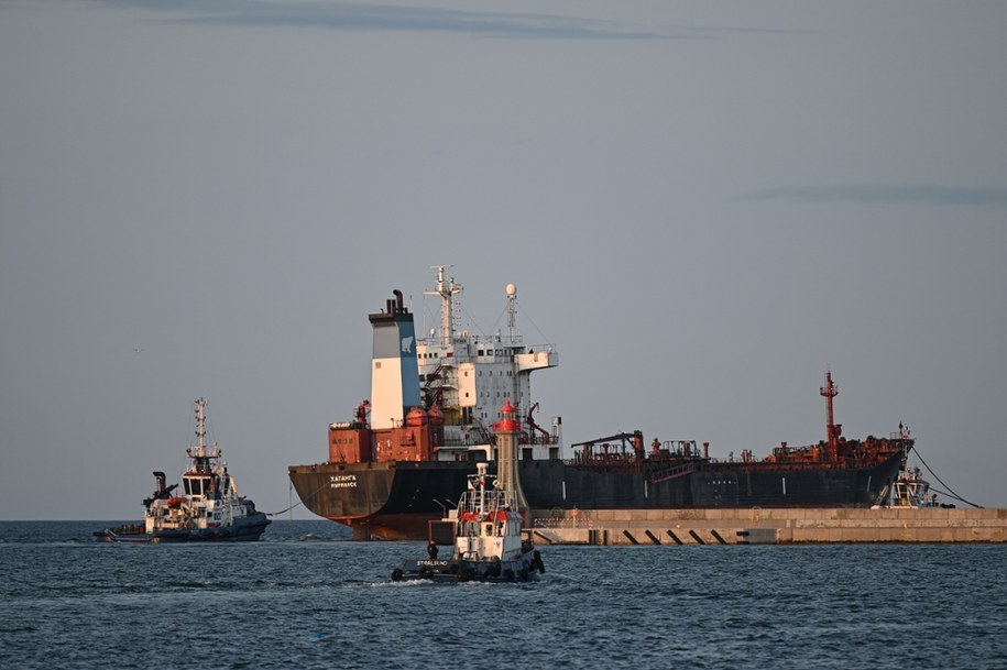 Rosyjski zbiornikowiec „Khatanga” wypływa z Portu Gdynia /Adam Warżawa /PAP