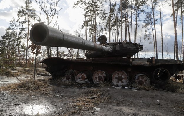 Rosyjski zniszczony czołg /SERGEY DOLZHENKO /PAP/EPA