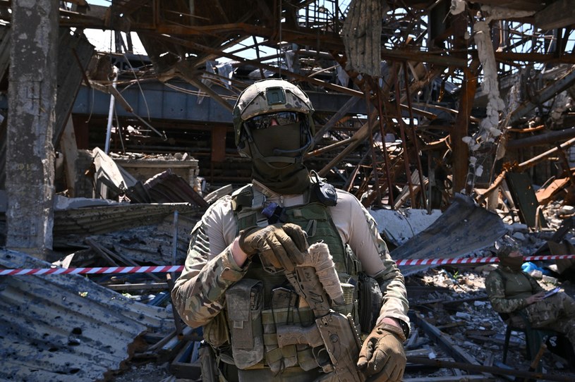 Rosyjski żołnierz na terenie zakładów Azowstal w Mariupolu /Yuri Kadobnov /AFP