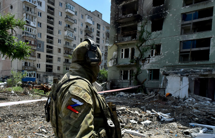 Rosyjski żołnierz patroluje zniszczoną dzielnicę mieszkalną w Siewierodoniecku /Olga Maltseva /East News