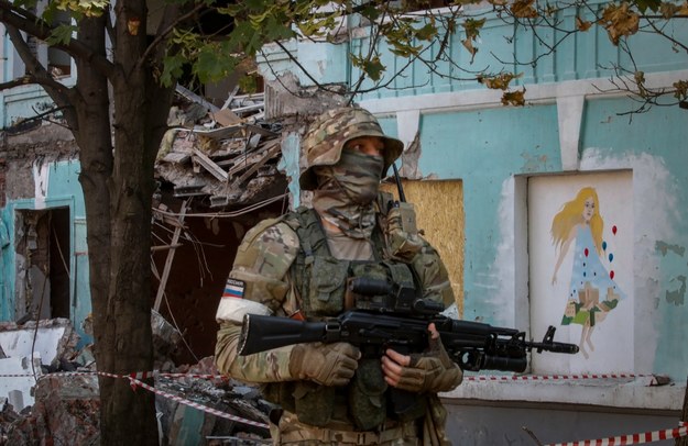Rosyjski żołnierz przed zbombardowaną szkołą w Mariupolu /Sergei Ilnitsky /PAP/EPA