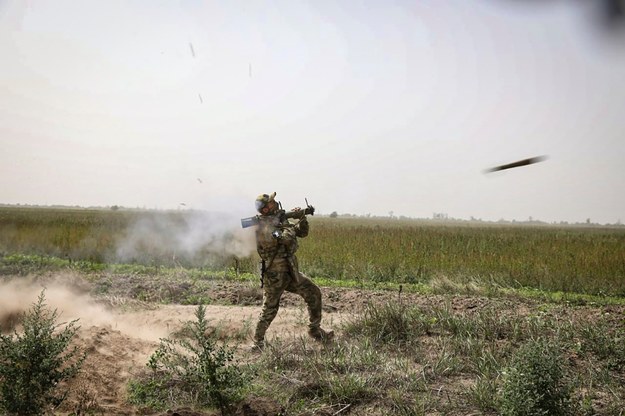 Rosyjski żołnierz strzelający z wyrzutni rakiet przeciwpancernych RPG-22 w obwodzie chersońskim. /RUSSIAN DEFENCE MINISTRY PRESS SERVICE / HANDOUT /PAP/EPA