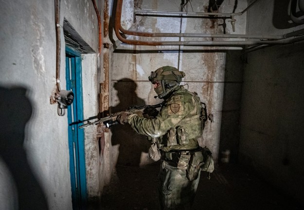 Rosyjski żołnierz w Azowstalu w mieście Mariupol /Sergei Ilnitsky /PAP/EPA