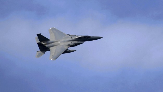 Rosyjskie agencje poinformowały, że dwa amerykańskie myśliwce F-15 zrzuciły w sobotę bomby fosforowe na osiedle Hadżin w prowincji Dajr az-Zaur we wschodniej Syrii /	VALDA KALNINA /PAP/EPA