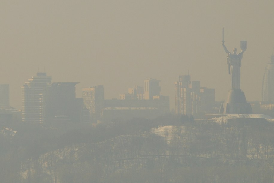 Rosyjskie ataki na infrastrukturę energetyczną pogrążają Kijów w ciemnościach. Zełenski: „Cios jest silny, ale nie śmiertelny” /Ukrinform/East News /East News