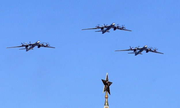 Rosyjskie bombowce przelatują nad Kremlem /MAXIM SHIPENKOV    /PAP/EPA
