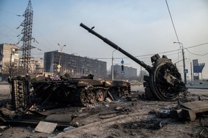Rosyjskie czołgi masowo wybuchają i rozpadają się na części. Jak popularne zabawki...