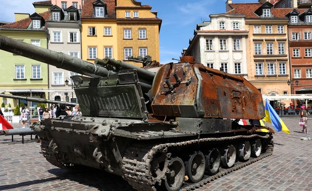 Rosyjskie czołgi na placu Zamkowym w Warszawie