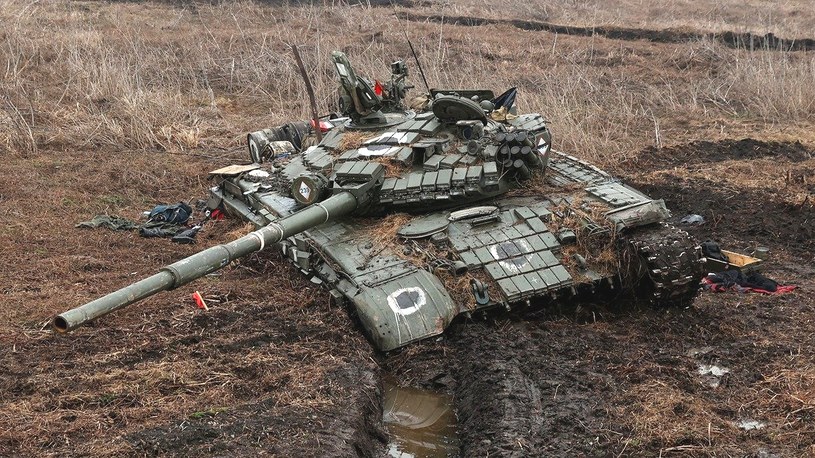 Rosyjskie czołgi wpadają w gigantyczne leje po swoich bombach