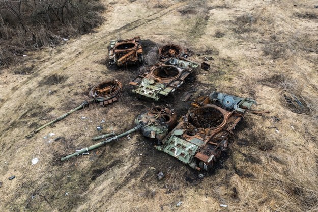 Rosyjskie czołgi zniszczone podczas wyzwolenia wsi Bohorodyczne w obwodzie donieckim /Vladyslav Musiienko /PAP