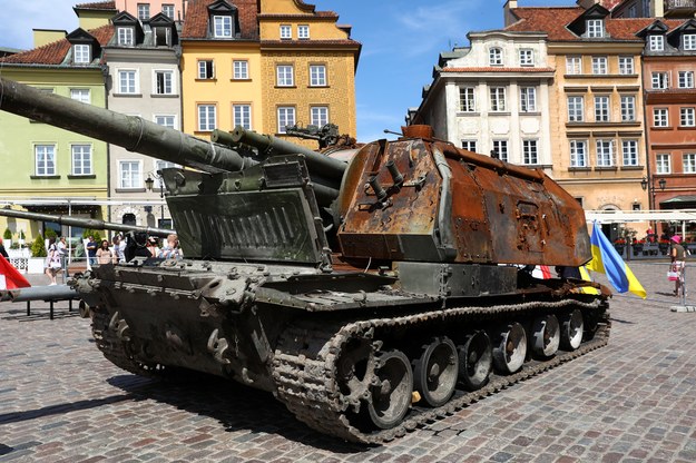 Rosyjskie czołgi, zniszczone w czasie wojny w Ukrainie, stanęły w centrum Warszawy. /Rafał  Guz /PAP