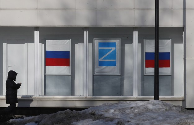 Rosyjskie flagi i litera "Z" w Petersburgu /PAP/EPA