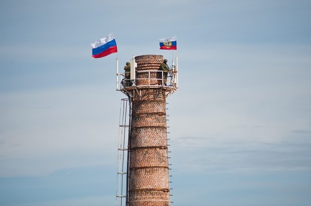 Rosyjskie flagi na jednostce wojskowej w Sewastopolu /ANTON PEDKO  /PAP/EPA