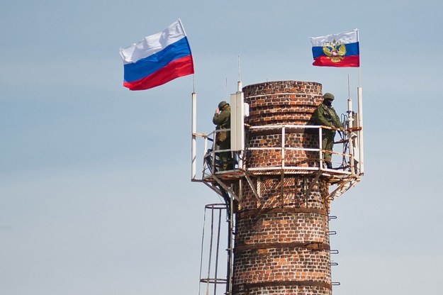 Rosyjskie flagi na terenie ukraińskiej bazy wojskowej na Krymie /ANTON PEDKO  /PAP/EPA