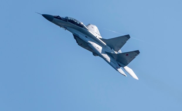 Rosyjskie myśliwce nad platformą Petrobalticu na Bałtyku