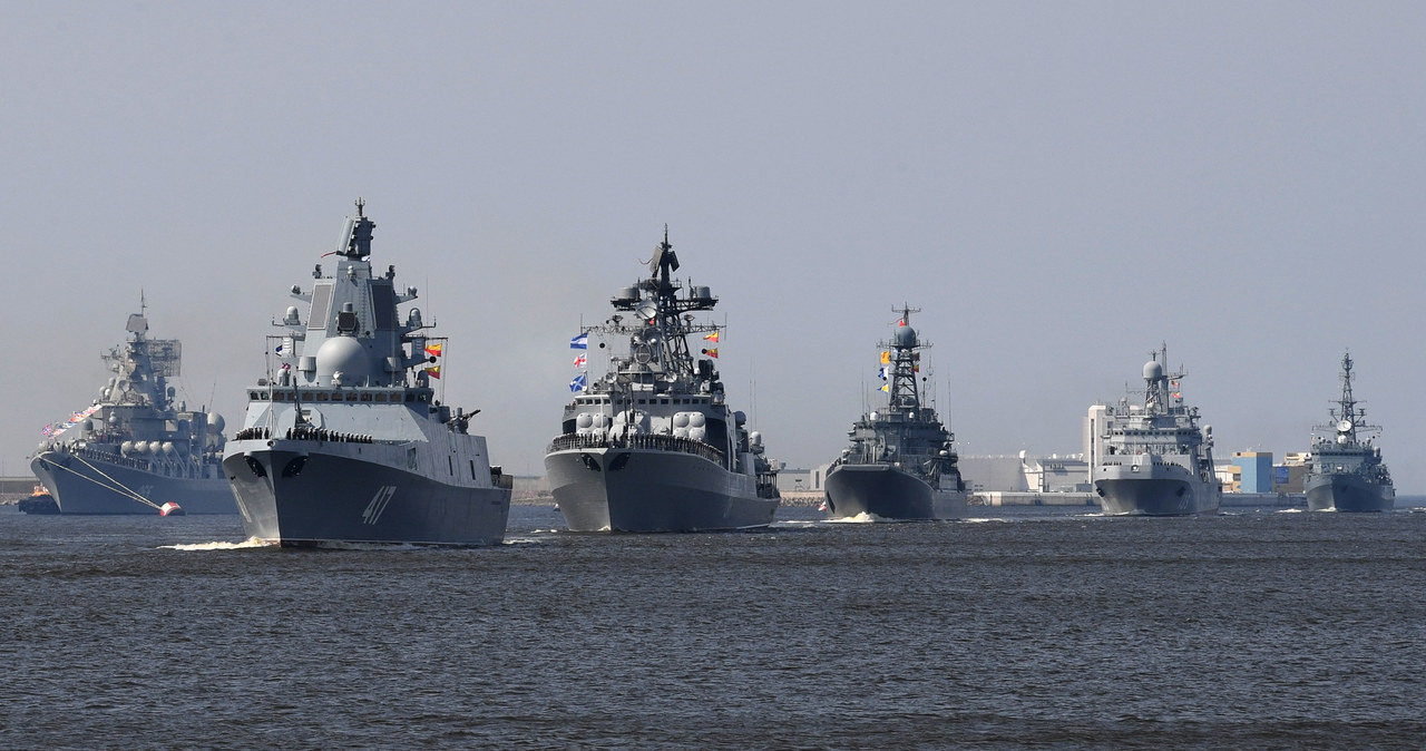 Rosyjskie okręty wojenne coraz częściej pojawiają się na morzach, reprezentując banderę /AFP
