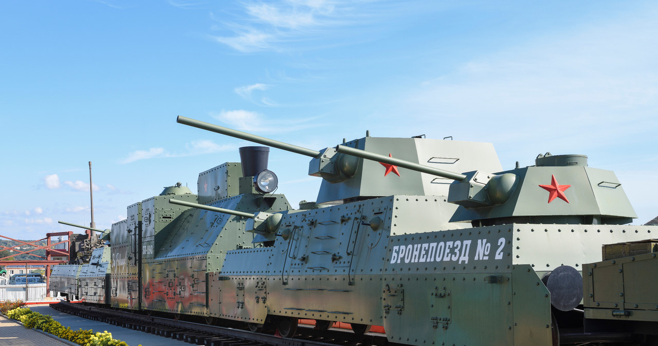 Rosyjskie pociągi pancerne to archaiczna broń, która jednak wciąż znajduje swoje miejsce na współczesnym polu bitwy /123RF/PICSEL
