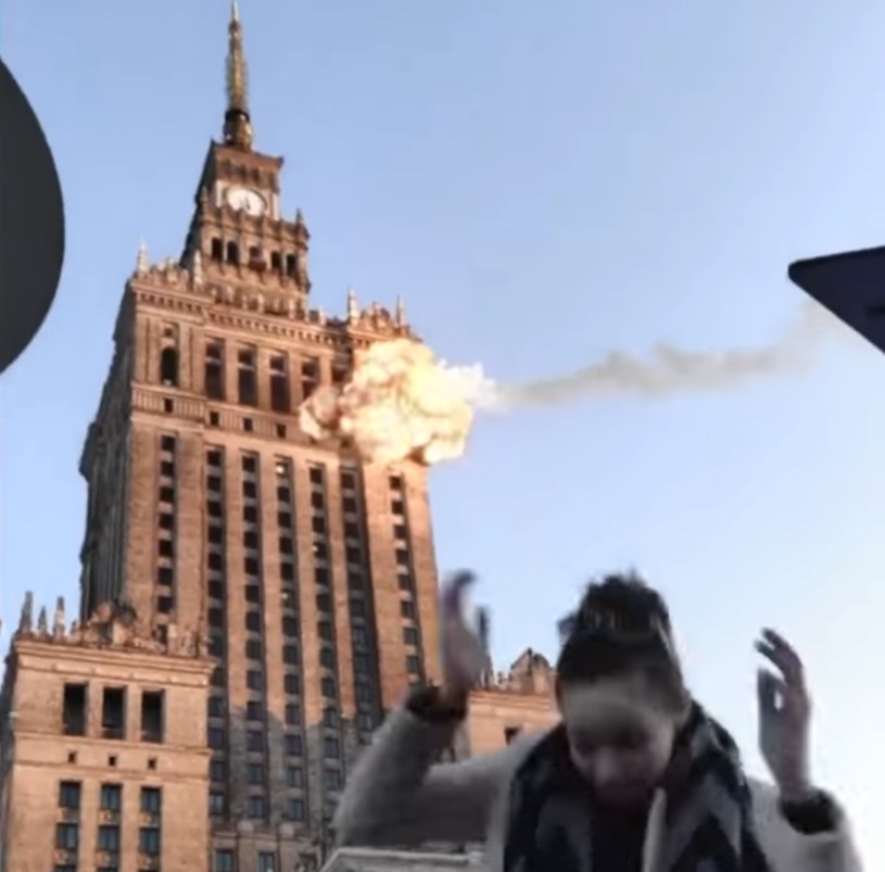 Rosyjskie pociski uderzają w kolejne obiekty w Warszawie - w tle słychać krzyki przerażonych ludzi.  Foto: Twitter / Kyiv Post / Screenshot /Facebook