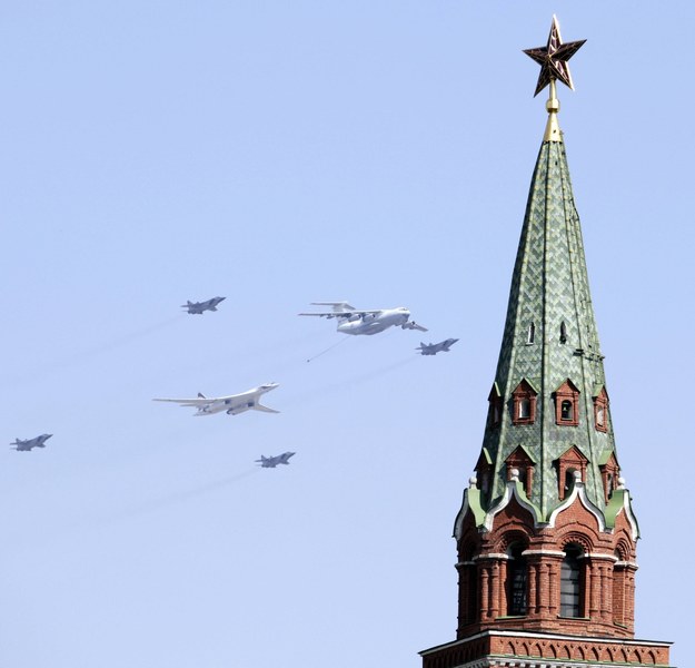 Rosyjskie samoloty - wśród nich Ił-78 i MiGi-31 - nad Placem Czerwonym w Moskwie /ITAR-TASS/Anna Sheveleva /PAP