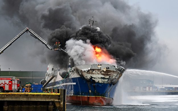 Rosyjskie statek płonie w porcie Breivika w norweski Tromsö /RUNE STOLTZ BERTINUSSEN  /PAP/EPA