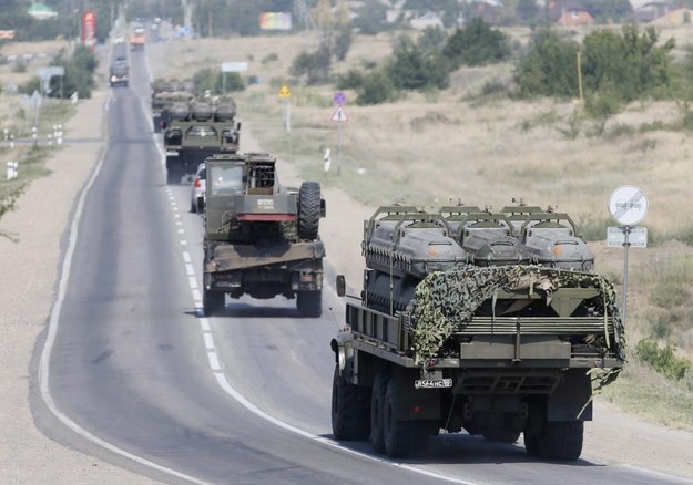 Rosyjskie transportery opancerzone w pobliżu granicy z Ukrainą /YURI KOCHETKOV /PAP/EPA